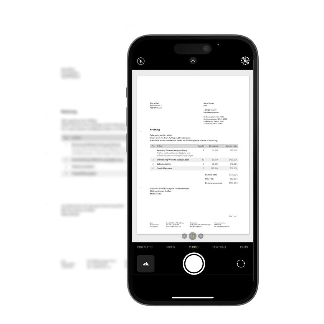 Ein Smartphone, welches gerade ein Foto von einem Dokument macht.