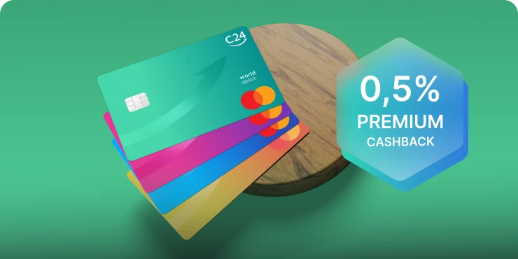 Vier verschieden farbgie C24 Mastercard Karten liegen gefächert auf einem runden Holzbrett. Die Farben sind Türkis, Lila, Hellbau und Orange, jeweils mit einem leichten Farbverlauf.