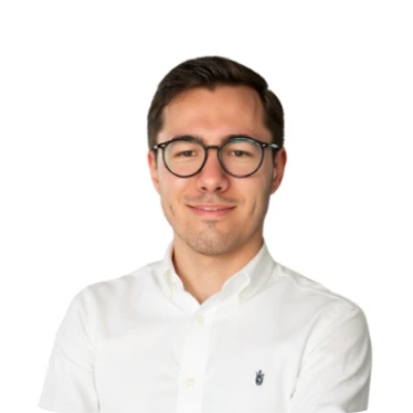 Ein lächelnder junger Mann mit Brille.