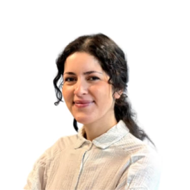 Eine lächelnde junge Frau mit dunklen langen Haaren.