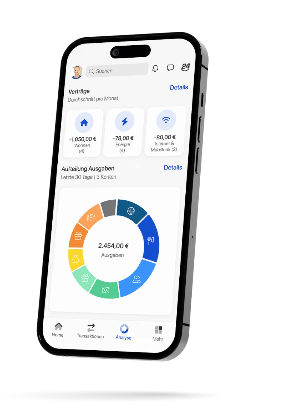 Ein Smartphone zeigt die Ausgabenanalyse der C24 Bank App mit durchschnittlichen Ausgaben pro Monat für Verträge, sowie eine Aufteilung der Kategorien von Ausgaben in einem Diagramm.