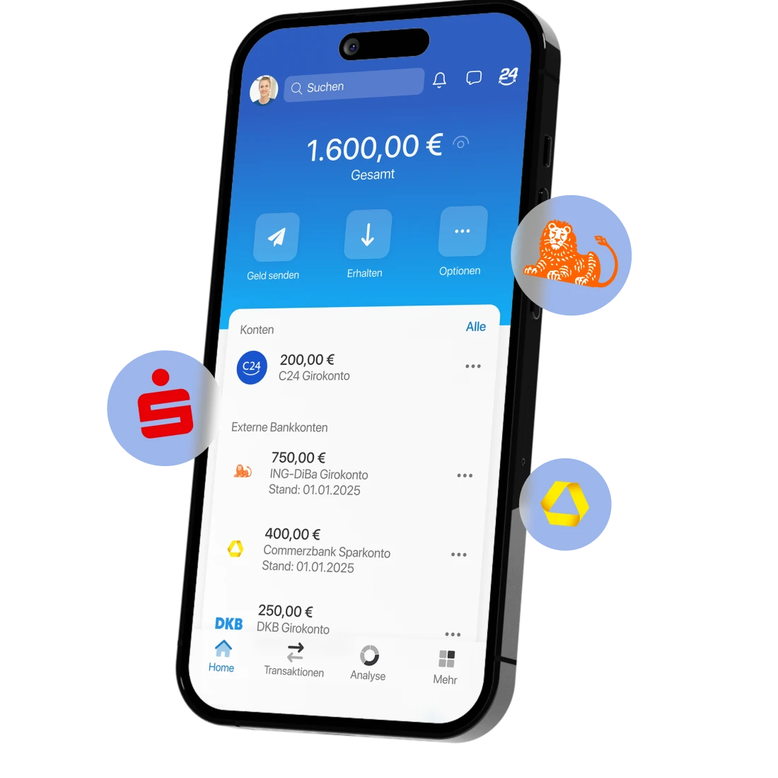 Ein Smartphone zeigt die Startseite der C24 Bank App. Daneben schweben Logos der ING-DiBa, Sparkasse und Commerzbank.