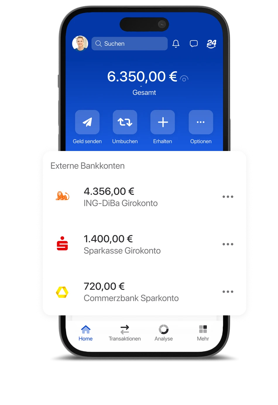 Ein Smartphone zeigt die Startseite der C24 Bank App mit hervorgehobenen externen Bankkonten von ING-DiBa, Sparkasse und Commerzbank.