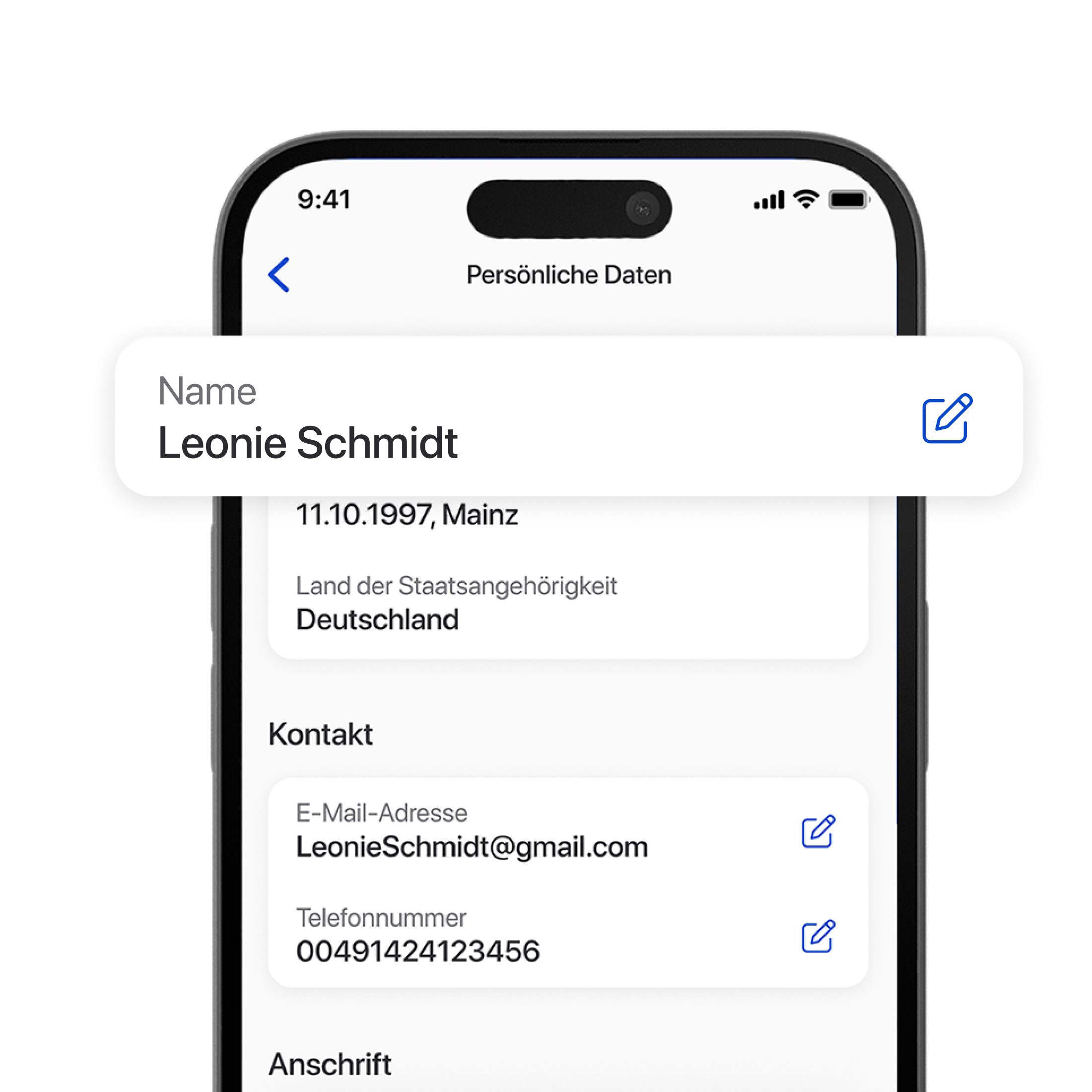 Ein Smartphone zeigt die Seite 'Persönliche Daten' innerhalb der C24 Bank App. Hervorgehoben ist der Name, welcher in der App geändert werden kann.