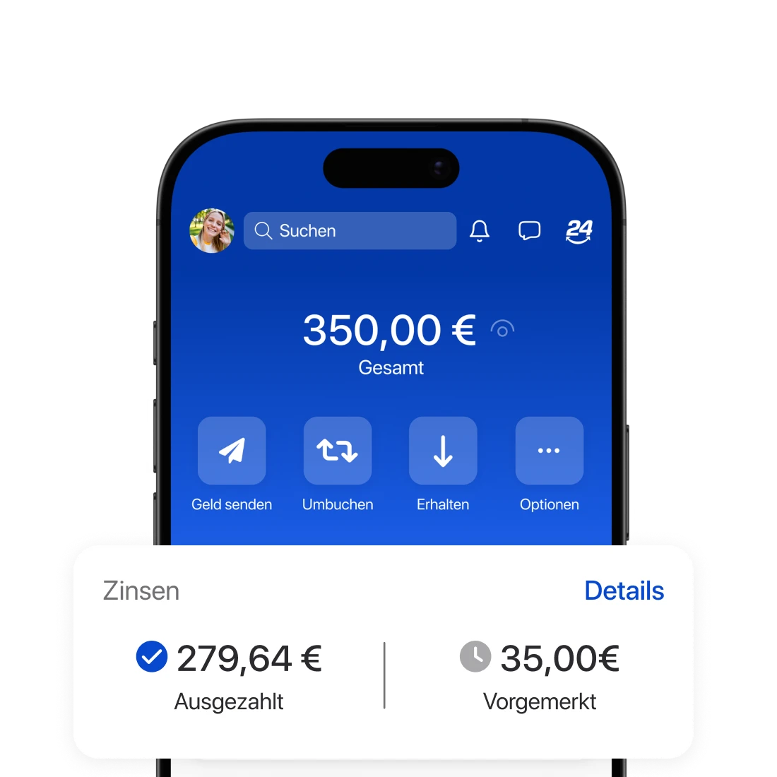Ein Smartphone zeigt die Startseite der C24 Bank App mit hervorgehobener Zinsübersicht, welche die bereits ausgezahlte und vorgemerkte Summe anzeigt.